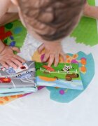 Akuku Carticica moale de baie First Steps cu 10 pagini colorate si chitaitoaremateriale siguredimensiune 12x12 cmvarsta recomandata peste 6 luni