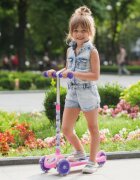 AS Trotineta cu 3 roti luminoe baza antiderapanta si ghidon reglabil Frozen