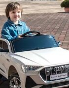 Audi Masinuta electrica pentru copii cu licenta E-Tron Sportback White cu telecomanda 2.4G acumulator 12V4.5Ahmotoare 80wlumini ledmuzicapornire la butonusi cu deschideremp3usbfunctie swing3 viteze din telecomanda