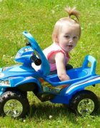 BABY MIX ATV Ride On fara pedale Super ATV Pink cu muzica si luminimanere ergonomicespatiu de depozitaresistem anti-rasturnareroti rezistentede la 12 luni sau maxim 23kg