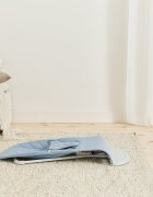 BabyBjorn Balansoar Bliss Blue cu aspect delicat de petala tesatura matlasata