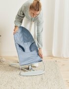 BabyBjorn Balansoar Bliss Blue cu aspect delicat de petala tesatura matlasata