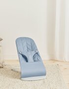 BabyBjorn Balansoar Bliss Blue cu aspect delicat de petala tesatura matlasata