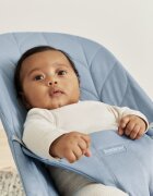 BabyBjorn Balansoar Bliss Blue cu aspect delicat de petala tesatura matlasata