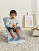 BabyBjorn Balansoar Bliss Blue cu aspect delicat de petala tesatura matlasata