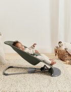 BabyBjorn Balansoar Bliss Dark Green cu aspect delicat de petala tesatura matlasata
