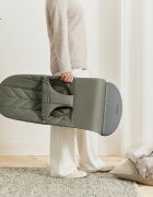 BabyBjorn Balansoar Bliss Dark Green cu aspect delicat de petala tesatura matlasata