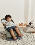 BabyBjorn Balansoar Bliss Dark Green cu aspect delicat de petala tesatura matlasata