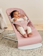 BabyBjorn Balansoar Bliss Dusty Pink cu aspect delicat de petala tesatura matlasata cu bara de jucarii inclusa