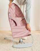 BabyBjorn Balansoar Bliss Dusty Pink din tesatura matlasata cu aspect delicat de petala