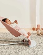 BabyBjorn Balansoar Bliss Dusty Pink din tesatura matlasata cu aspect delicat de petala