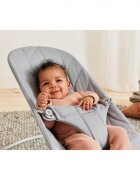 BabyBjorn Balansoar Bliss Light Grey din tesatura matlasata cu aspect delicat de petala