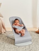 BabyBjorn Balansoar Bliss Light Grey din tesatura matlasata cu aspect delicat de petala