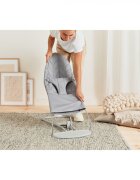 BabyBjorn Balansoar Bliss Light Grey din tesatura matlasata cu aspect delicat de petala