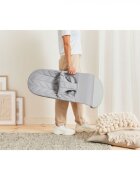 BabyBjorn Balansoar Bliss Light Grey din tesatura matlasata cu aspect delicat de petala