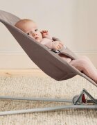 BabyBjorn Balansoar Bliss Sand Grey din tesatura matlasata cu aspect Clasic
