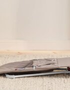 BabyBjorn Balansoar Bliss Sand Grey din tesatura matlasata cu aspect Clasic