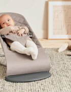 BabyBjorn Balansoar Bliss Sand Grey din tesatura matlasata cu aspect Clasic