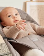 BabyBjorn Balansoar Bliss Sand Grey din tesatura matlasata cu aspect clasic cu bara de jucarii