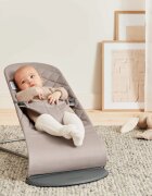BabyBjorn Balansoar Bliss Sand Grey din tesatura matlasata cu aspect clasic cu bara de jucarii