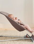 BabyBjorn Balansoar Bliss Sand Grey din tesatura matlasata cu aspect clasic cu bara de jucarii