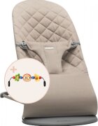 BabyBjorn Balansoar Bliss Sand Grey din tesatura matlasata cu aspect clasic cu bara de jucarii