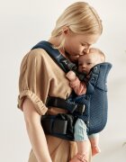 BabyBjorn Marsupiu anatomic cu multiple pozitii de purtare colectia Harmony 3D Mesh Navy Blue Editie Limitata