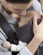 BabyBjorn Marsupiu anatomic Mini cu pozitii multiple de purtare Anthracite 3D Mesh