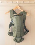 BabyBjorn Marsupiu anatomic Mini cu pozitii multiple de purtare Dark Green Tesatura