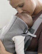 BabyBjorn Marsupiu anatomic Mini cu pozitii multiple de purtare Light Grey 3D Jersey