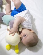 BabyJem Protectie laterala multifunctionala cu jucarii din plus Caterpilar Green