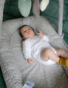 BabyJem Salteluta Baby Nest cu bara jucarii Between parents Gri