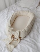 BabyLy Suport de dormit babynest din bumbac brodat Lilly cu funda 70x50 cm
