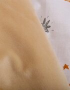 BabyMam Paturica pentru copii Beige Cars realizata cu doua fete din bumbac si din plus pufos dimensiune 75 x 50 cm