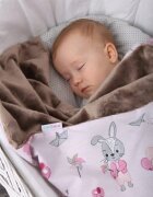 BabyMam Paturica pentru copii pink Rabbit realizata cu doua fete din bumbac si din plus pufos dimensiune 75 x 50 cm