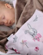 BabyMam Paturica pentru copii pink Rabbit realizata cu doua fete din bumbac si din plus pufos dimensiune 75 x 50 cm