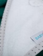 BabyMam Prosop de baie pentru copii prevazut cu capison decorat cu broderie vesela 100 bumbac dimensiune 100 x 100 cm Teddy Bear Green