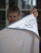 BabyMam Prosop de baie pentru copii prevazut cu capison decorat cu broderie vesela 100 bumbac dimensiune 100 x 100 cm Teddy Bear Grey