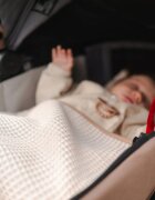BabyMam Set paturica 77x57 cm si perna 25x30 cm pentru copii din 100 bumbac cu umplutura anti-alergenica design unic waffle