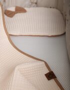 BabyMam Set paturica 77x57 cm si perna 25x30 cm pentru copii din 100 bumbac cu umplutura anti-alergenica design unic waffle