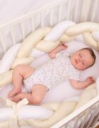 BABYMATEX Protectie laterala din bumbac Bumper impletit The Braid Beige 2 m inaltime 16 cm material exterior din bumbac satinat umplutura antialergica din fibre siliconateantialergica din fibre siliconate