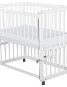 BabyNeeds Patut co-sleeper Qmini Dalia Alb multifunctional 90x50 cm din lemn de pin reglabil pe orice treapta de inaltime la patul parintilor sistem de ancorare si roti cu frana incluse