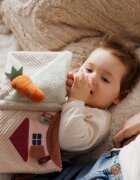BABYONO Carte senzoriala pentru copii Iepurasul Karo