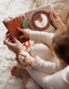 BABYONO Carte senzoriala pentru copii Iepurasul Karo