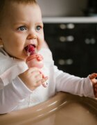 BABYONO Dispozitiv hranire copii cu rasucire broscuta roz