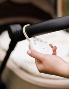 BABYONO Dispozitiv portabil cu sunete albe pentru copii Piccolo cu 20 sunete linistitoare volum reglabil cronometru integrat maner flexibil cu fixare autonomie pana la 108 ore dimensiune 76x58x3 cm