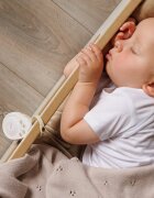 BABYONO Dispozitiv portabil cu sunete albe pentru copii Piccolo cu 20 sunete linistitoare volum reglabil cronometru integrat maner flexibil cu fixare autonomie pana la 108 ore dimensiune 76x58x3 cm