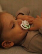 BABYONO Set 2 suzete simetrice din silicon 18 luni+ cu maner fluorescent