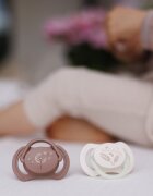 BABYONO Set 2 suzete simetrice din silicon 18 luni+ cu maner fluorescent