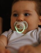 BABYONO Set 2 suzete simetrice din silicon 6-18 luni cu maner fluorescent